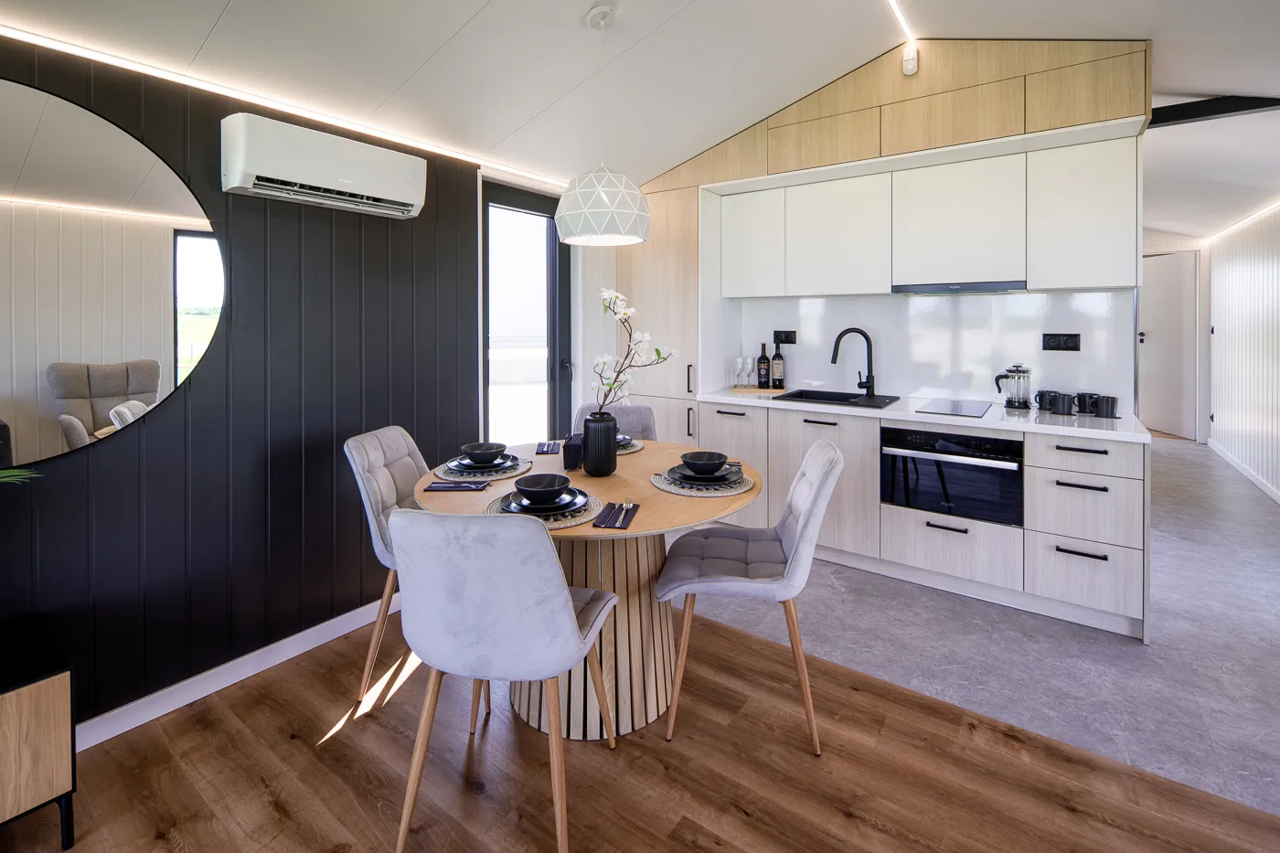 Interieur Modulodge model VELD open keuken met eettafel, moderne kasten en houten afwerking