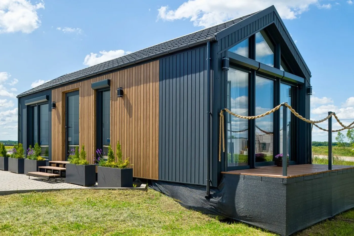 Modulaire vakantiewoning chalet met houten gevel en terras voor recreatief gebruik