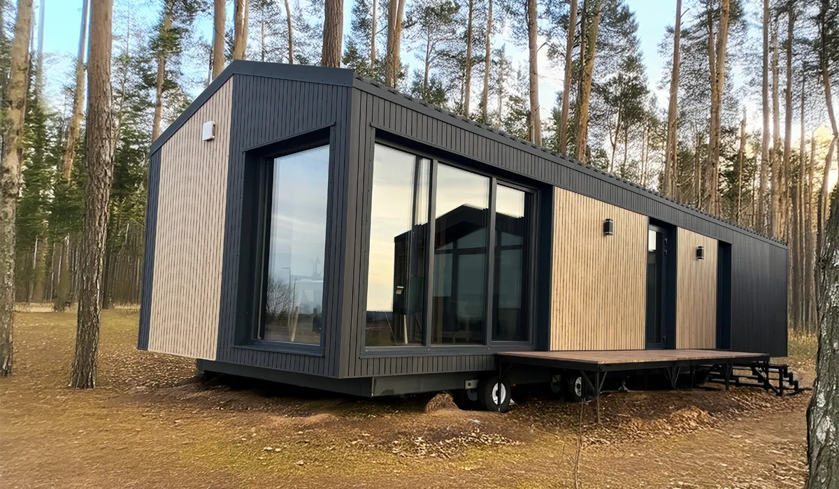 Exterieur Modulodge model NATUUR prefab woning met houten gevelbekleding, grote ramen en terras in moderne uitvoering