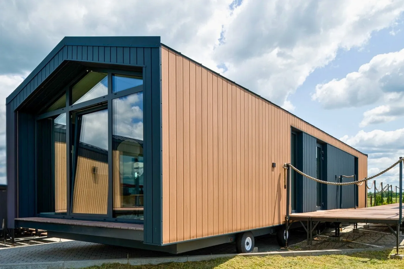 Modulodge model VELD prefab woning met houten gevelbekleding, grote ramen en terras in moderne modulaire uitvoering