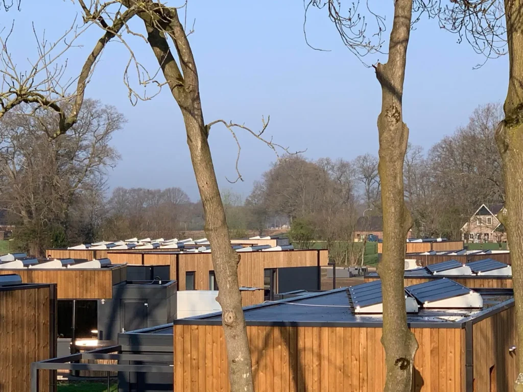 Moderne vakantiewoningen en recreatie in natuurlijke omgeving