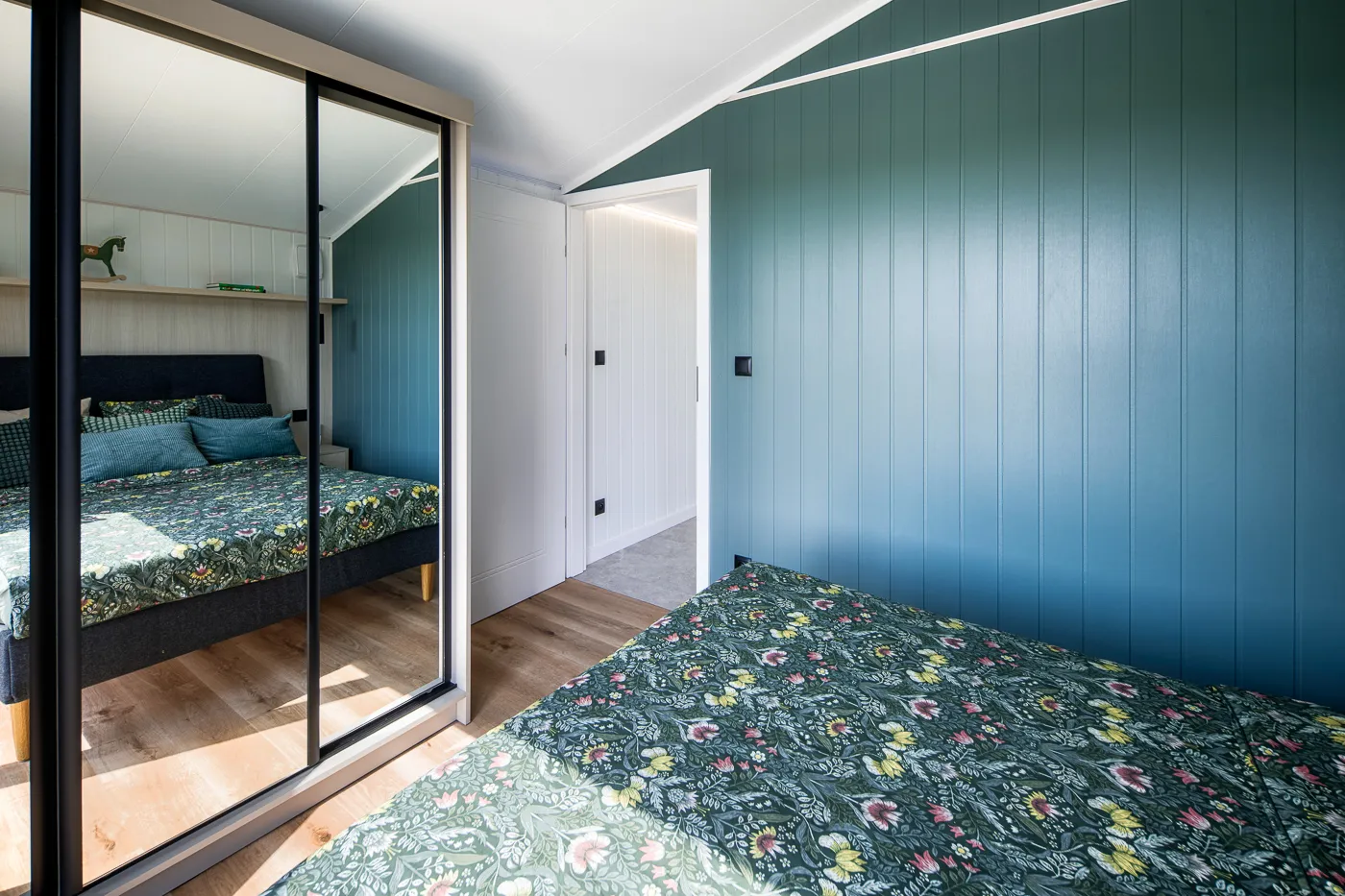 Interieur Modulodge model VELD slaapkamer met spiegel schuifkast, tweepersoonsbed en moderne wandbekleding