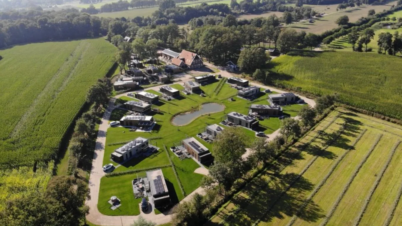 Modulaire vakantiewoningen geplaatst met kraan aan het water